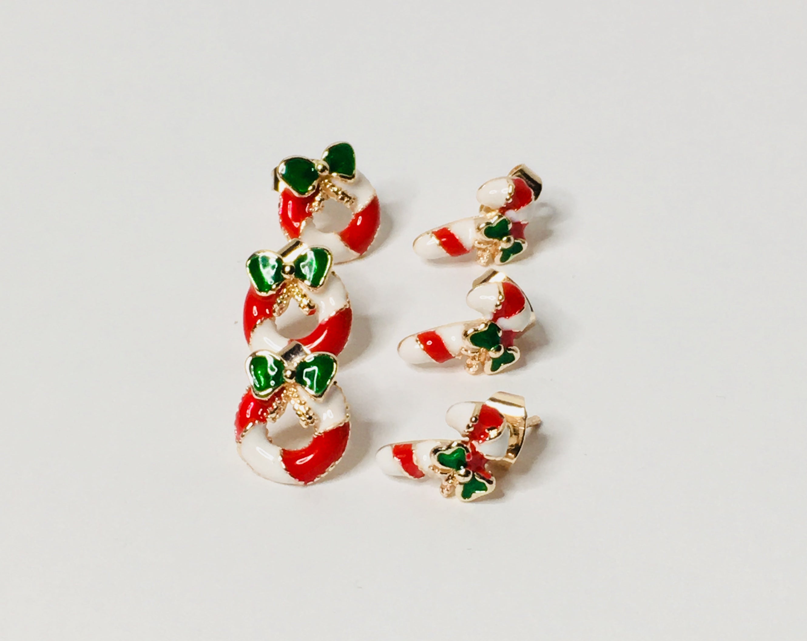 Boucles d'oreilles tiges cannes de bonbon et couronne de Noël