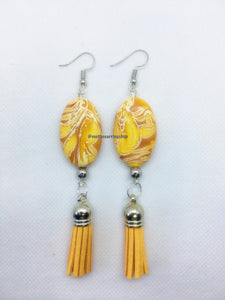 Boucles d'oreilles pendantes faites à la main avec pompon en perles et cuir « LIZ »