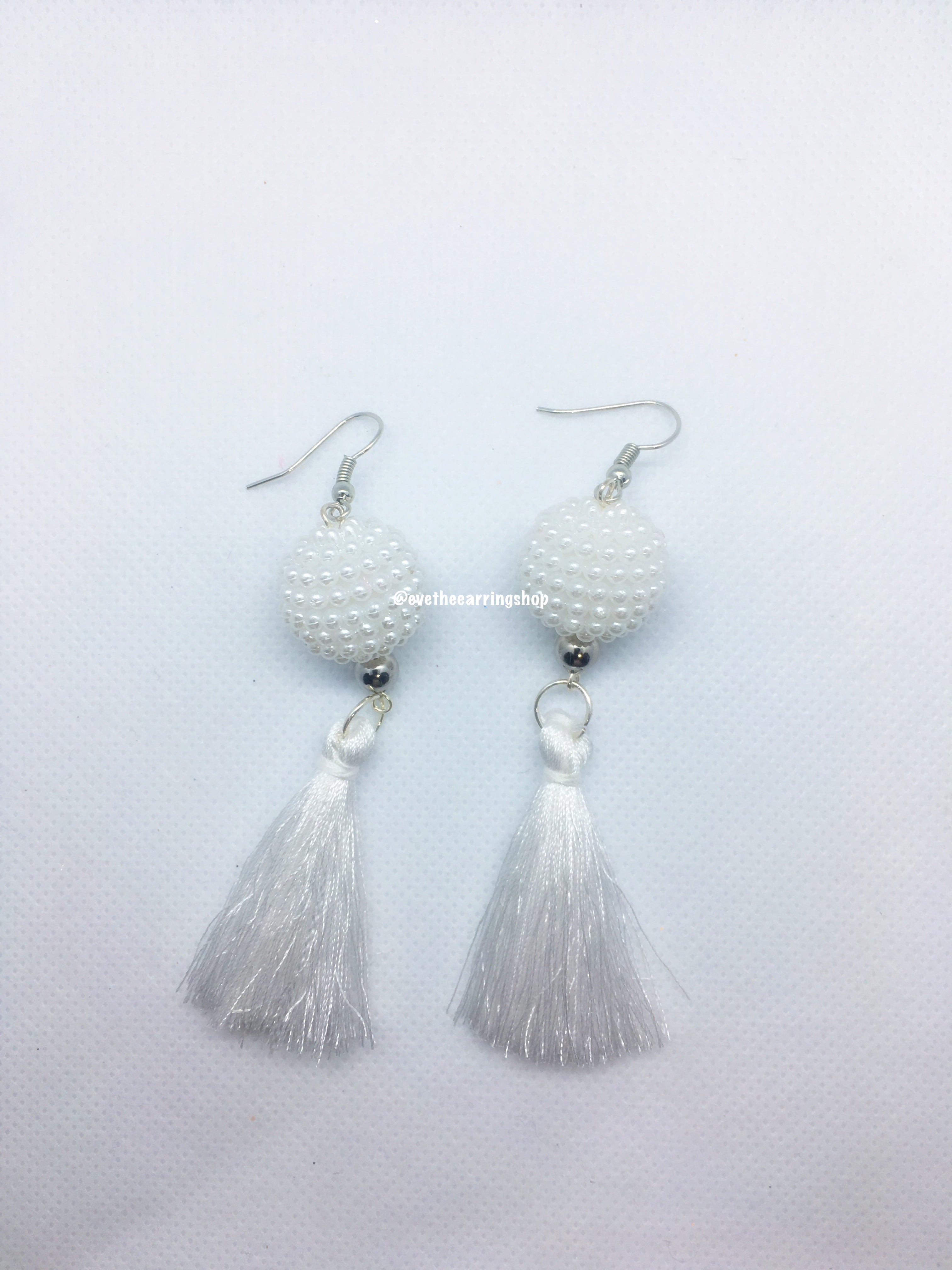 Boucles d'oreilles pendantes en perles et pompons « PAULINE » (faites à la main)